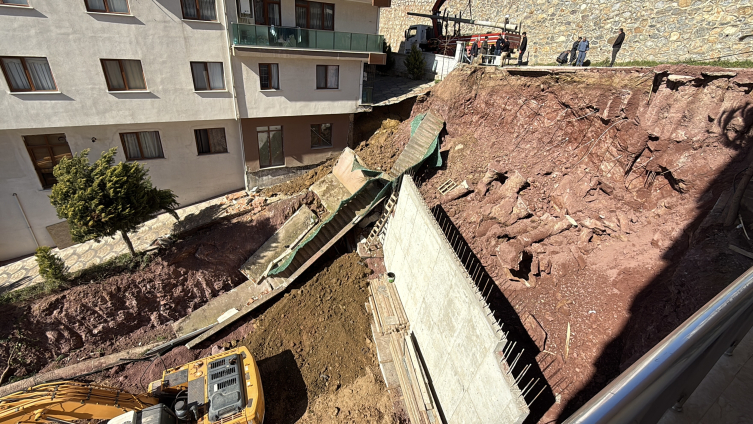 Kocaeli'de istinat duvarı çöktü