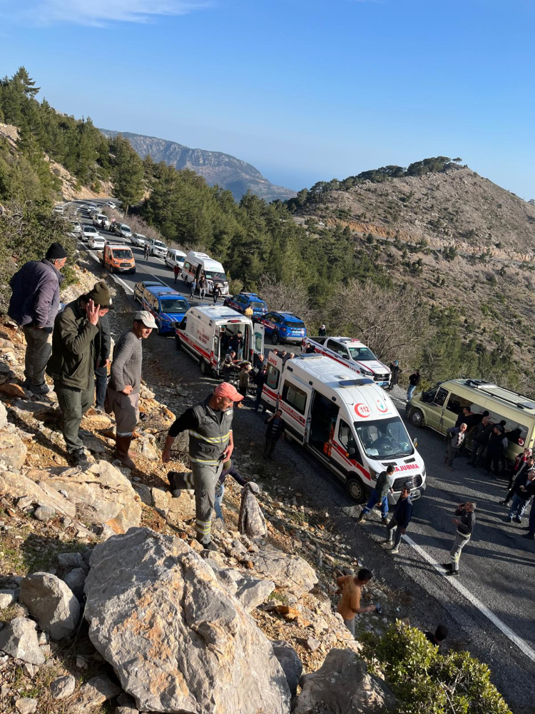 Mersin'de minibüs şarampole yuvarlandı: 3 ölü, 11 yaralı