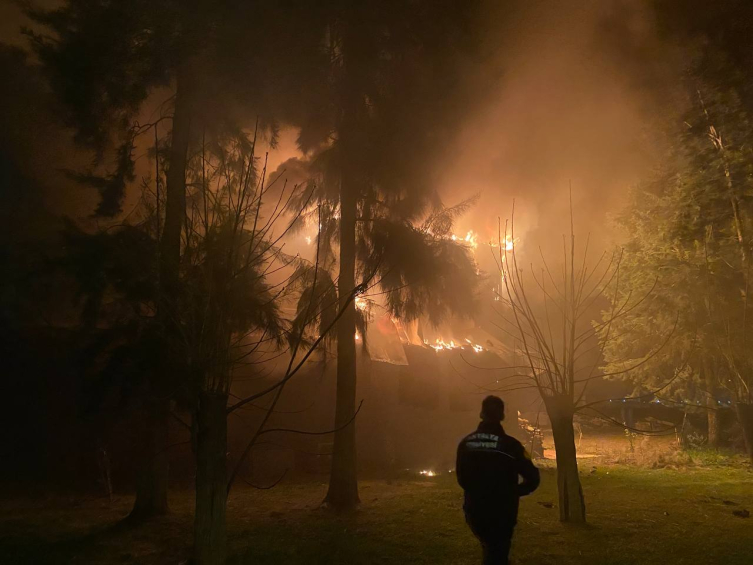 Antalya'da zincir markette çıkan yangın hasara yol açtı