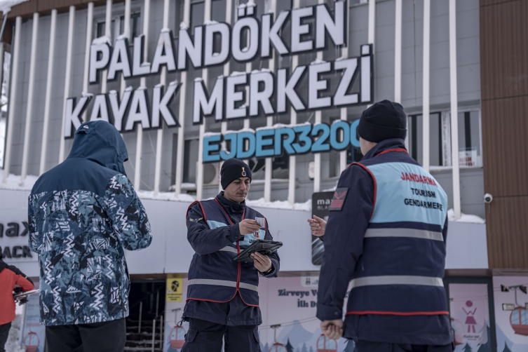 JAK ve turizm jandarması kayak güvenliği için yoğun mesai yapıyor