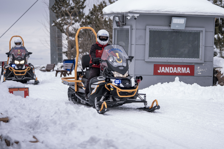 JAK ve turizm jandarması kayak güvenliği için yoğun mesai yapıyor