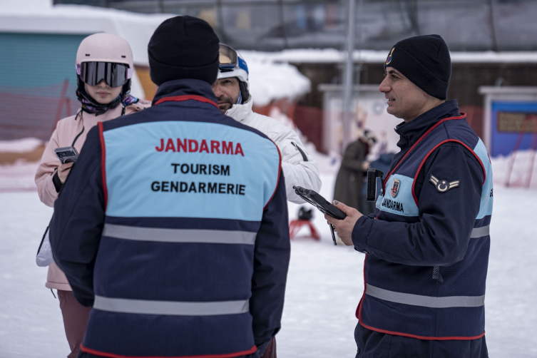 JAK ve turizm jandarması kayak güvenliği için yoğun mesai yapıyor