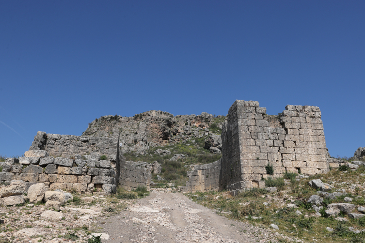 Sillyon Antik Kenti'nde Osmanlı'da köy meydanı olarak kullanılan alan belirlendi