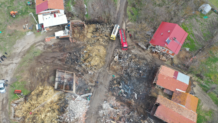 Bolu'da 5 ev ve 8 samanlık yandı