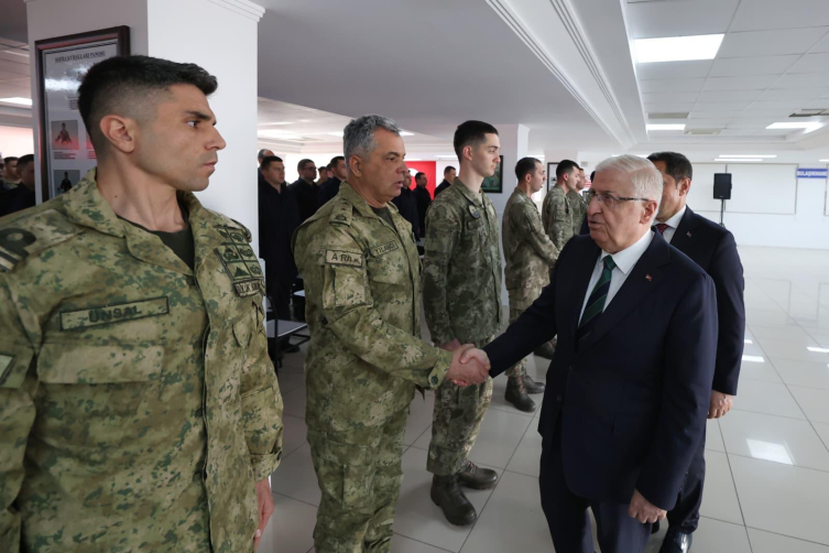 Cumhurbaşkanı Erdoğan, Mehmetçik ile bayramlaştı