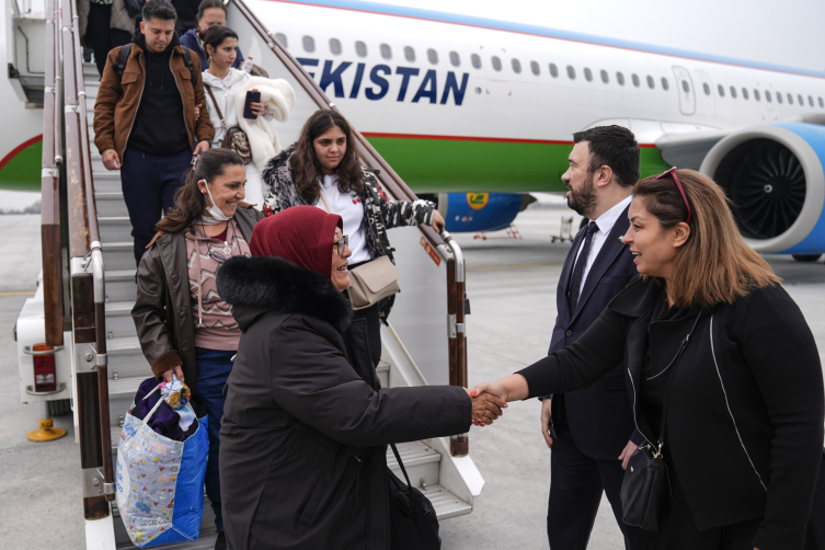 Hataylı depremzedeler Mirziyoyev'in davetiyle Özbekistan'a gitti