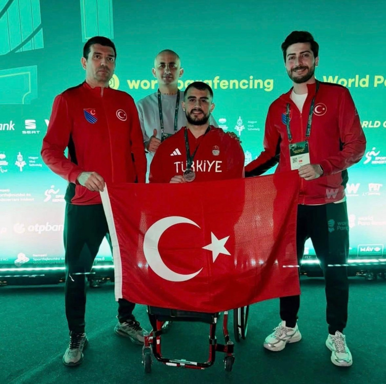 Milli para eskrimci Hakan Akkaya'dan gümüş madalya