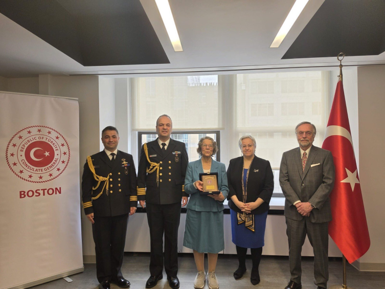 MSB'den NASA'da çalışan Türk asıllı Kumrucu'ya 'anı plaketi'