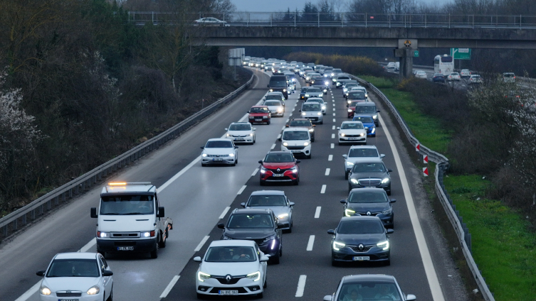 Anadolu Otoyolu'nda bayram tatilinden dönüş yoğunluğu yaşanıyor