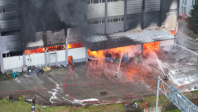 Trabzon'da fındık fabrikası deposunda yangın
