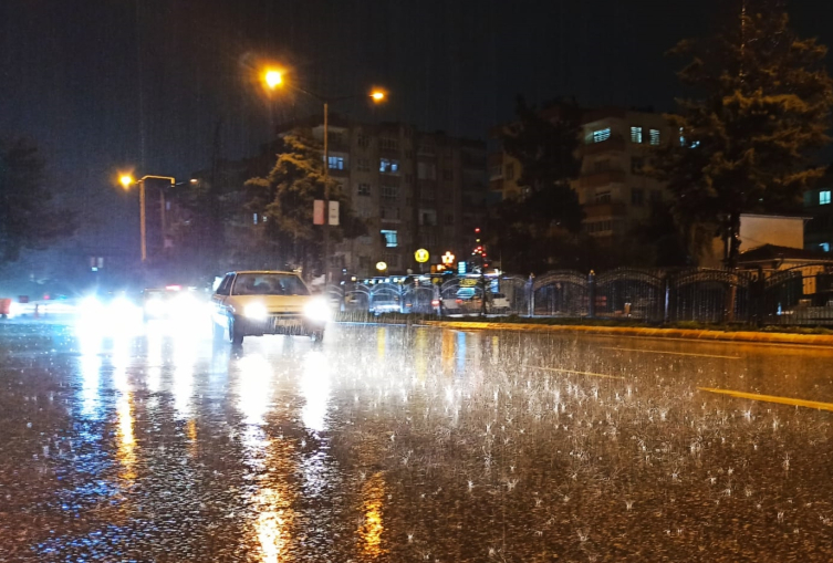 Şanlıurfa'da selde mahsur kalan 10 kişilik aile kurtarıldı