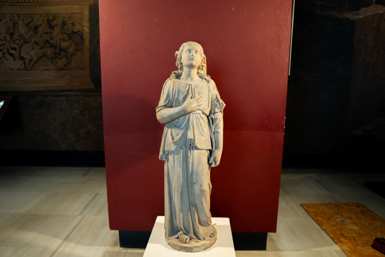 Bakan Ersoy, "Melek heykeli"ni Fener Rum Patrikhanesine teslim etti