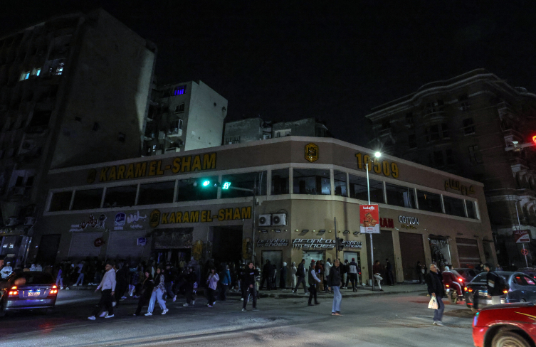 Mısır'da tasarruf önlemleri: Dükkanlar erken kapandı, sokaklar karanlığa büründü