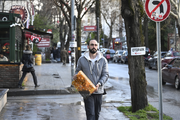 Başkentte kırık kaldırım taşları sanata dönüşüyor