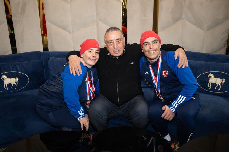 Otizmli ikiz milli kayakçılar başarıdan başarıya koşuyor