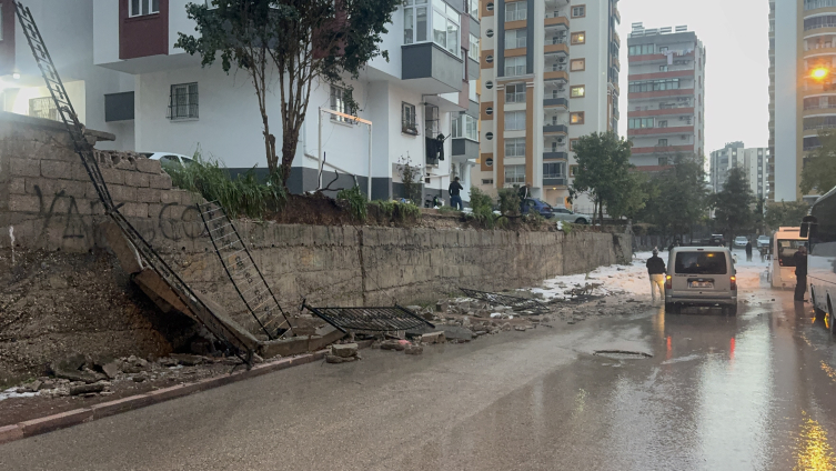 Adana'da sağanak ve dolu hayatı olumsuz etkiledi