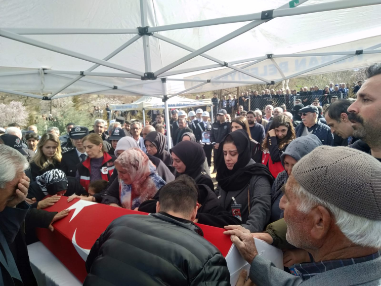 İstanbul'daki kazada şehit olan polisimiz son yolculuğuna uğurlandı