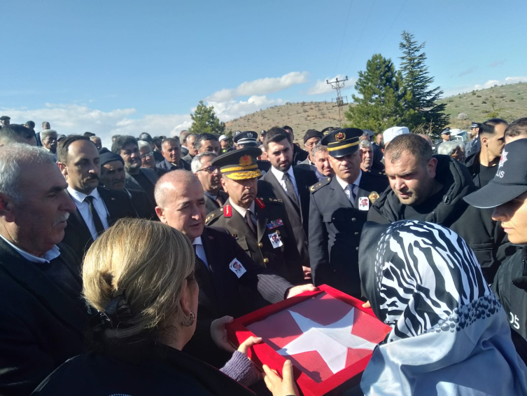 İstanbul'daki kazada şehit olan polisimiz son yolculuğuna uğurlandı