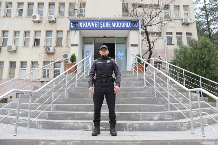 Emniyetin çevik atleti milli formayla madalyalar kazanıyor