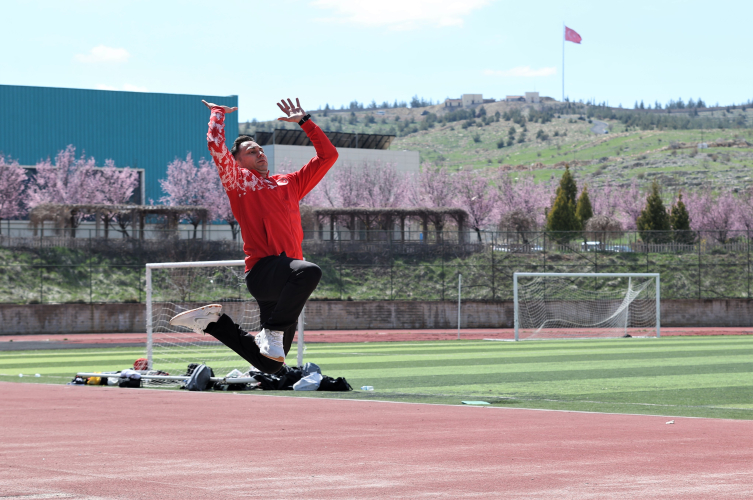 Emniyetin çevik atleti milli formayla madalyalar kazanıyor