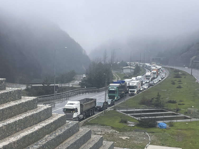 Bolu Dağı Tüneli'nde tır, arızalanan otomobile çarptı: 5 yaralı