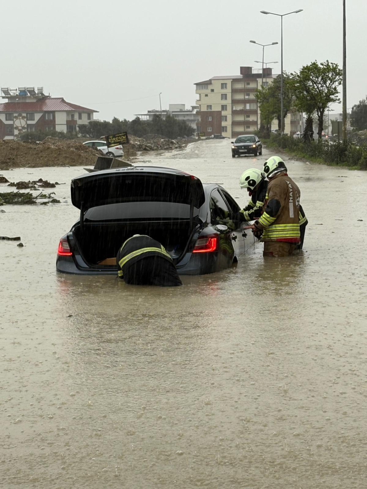 Hatay'da sağanak hayatı olumsuz etkiledi