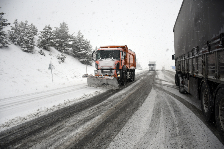 Kars-Erzurum kara yolunda ulaşım kontrollü sağlanıyor