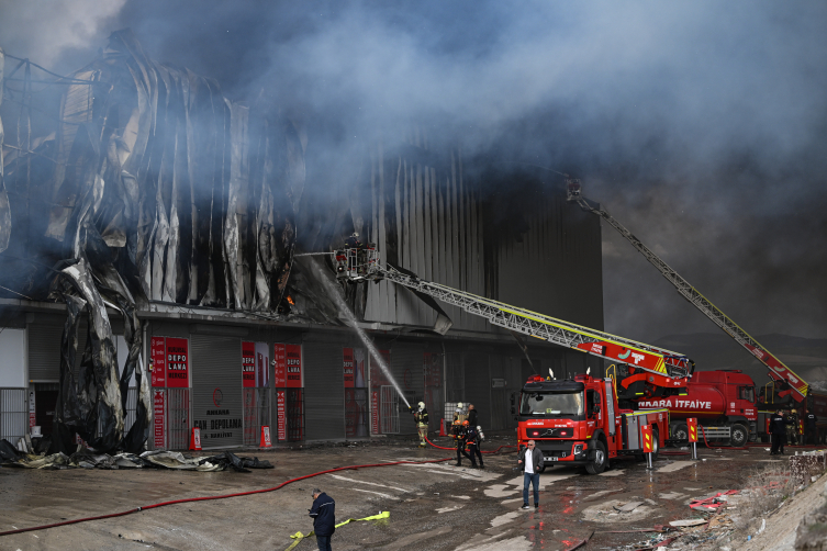 Ankara'da mobilya deposunda yangın
