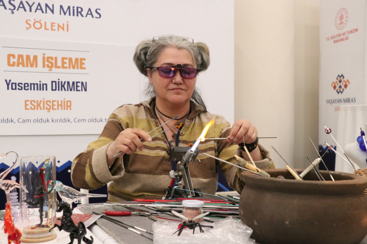 Doktoru 'hobi' edinmesini tavsiye etti, cam işleme sanatı mesleği oldu