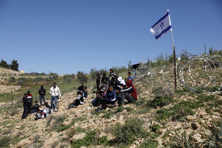 Batı Şeria'da öğrenciler, işgalci İsraillilerin kapattığı yol nedeniyle derslerini sokakta yaptı