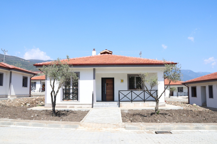 Hatay'da 28 köy evi depremzedelere teslim edildi