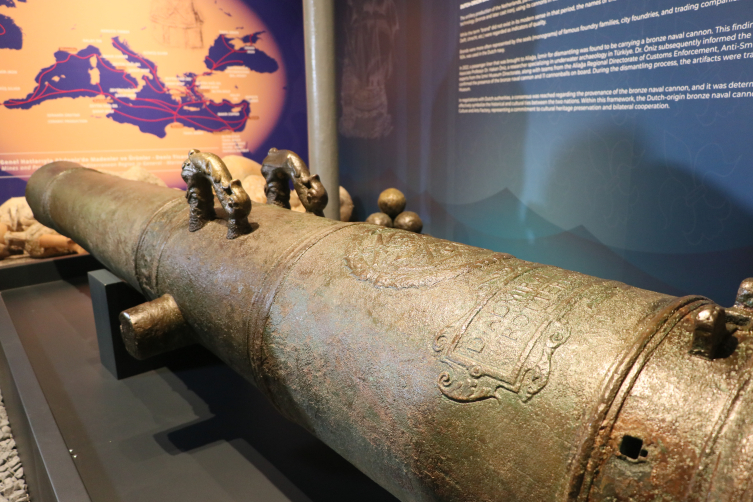 Gemi sökümünde ele geçirilen tarihi gemi topu İzmir'de görücüye çıktı