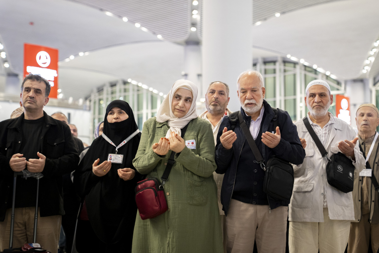 İstanbul'dan ilk hac kafilesi kutsal topraklara uğurlandı