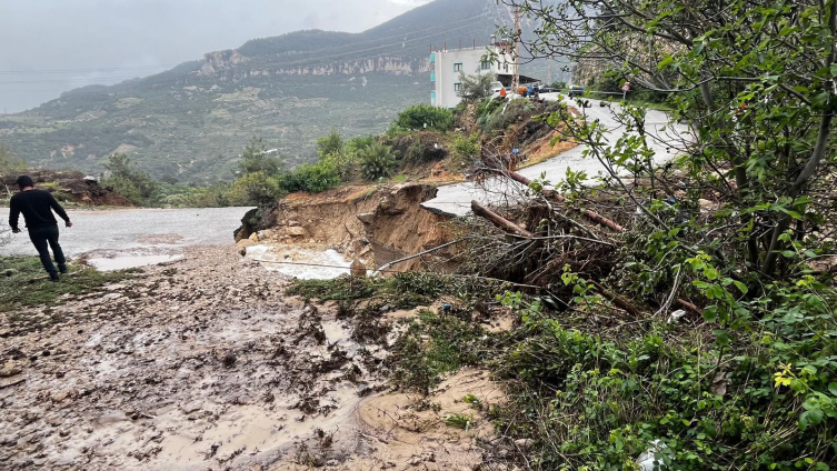 Mersin'de sağanak nedeniyle yol çöktü