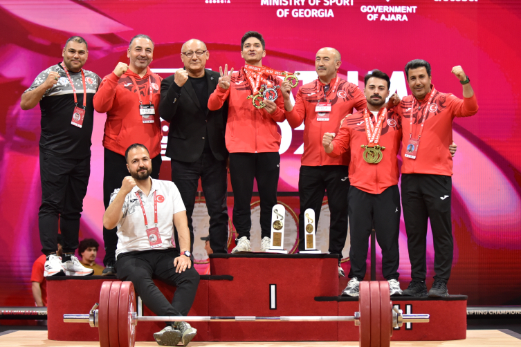 Avrupa Halter Şampiyonası'nda erkekler 65 kiloda mücadele eden Muhammed Furkan Özbek (sağ 4) altın, Ferdi Hardal (sağ 2) ise bronz madalya kazandı.