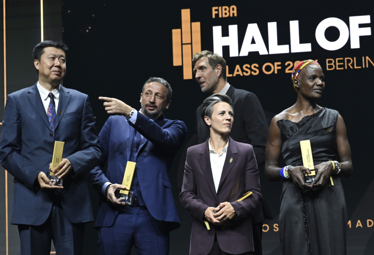 FIBA'nın 2026 Hall of Fame listesine seçilen Hidayet Türkoğlu onurlandırıldı