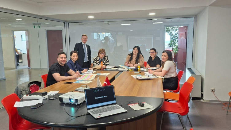 Üsküp Yunus Emre Enstitüsü havalimanı personeli ile gümrük memurlarına Türkçe öğretiyor