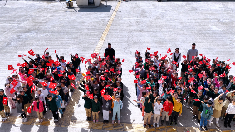 Deprem bölgesindeki okuldan 23 Nisan heyecanı