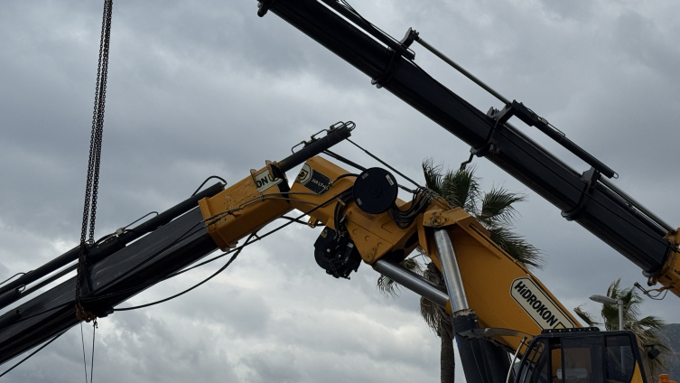 Marmaris'te kırılan vinç taşıma kolunun altında kalan işçi öldü