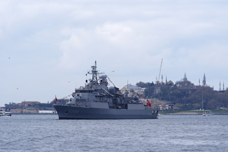 Deniz Kuvvetleri ve Sahil Güvenlik gemilerinde 23 Nisan coşkusu