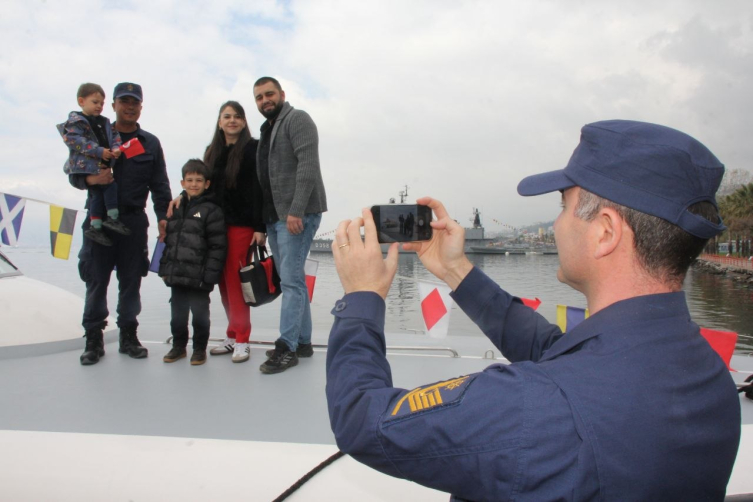 Deniz Kuvvetleri ve Sahil Güvenlik gemilerinde 23 Nisan coşkusu