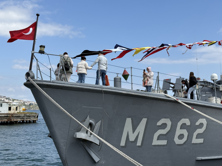 Deniz Kuvvetleri ve Sahil Güvenlik gemilerinde 23 Nisan coşkusu