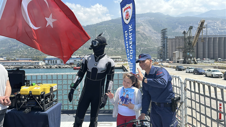 Deniz Kuvvetleri ve Sahil Güvenlik gemilerinde 23 Nisan coşkusu