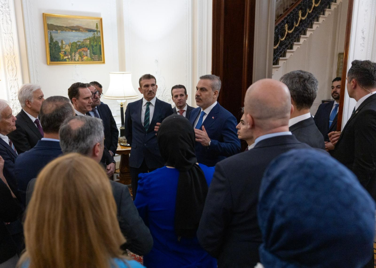 Bakan Fidan, İngiltere'de Türk iş insanlarıyla buluştu