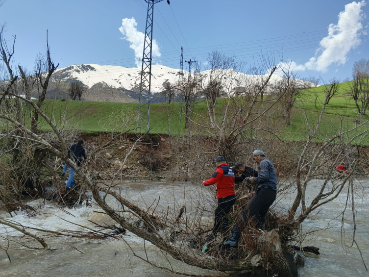 Dereye düşen 8 yaşındaki çocuk aranıyor