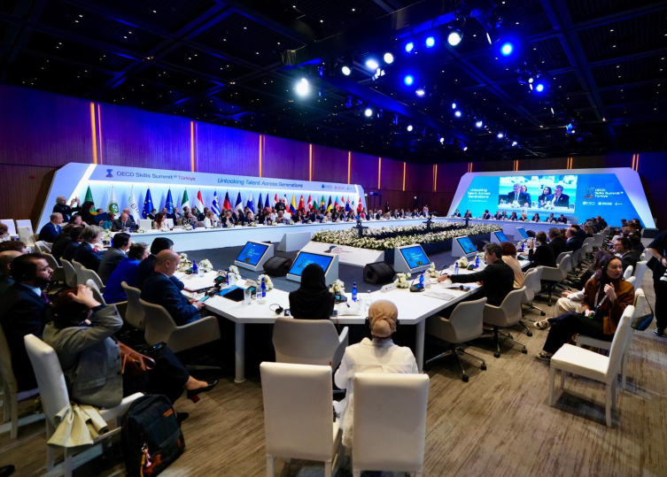 Bakan Tekin OECD Beceriler Zirvesi'nde oturum başkanlığı yaptı