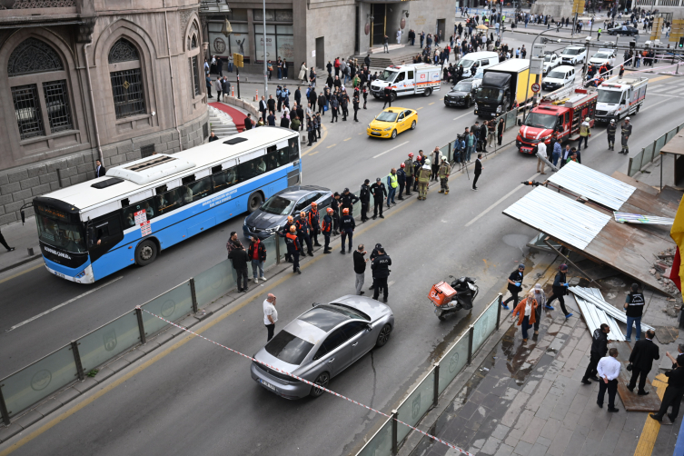 Ankara'da bir binanın platformu çöktü