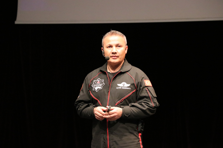 Türkiye'nin ilk astronotu Gezeravcı öğrencilerle buluştu