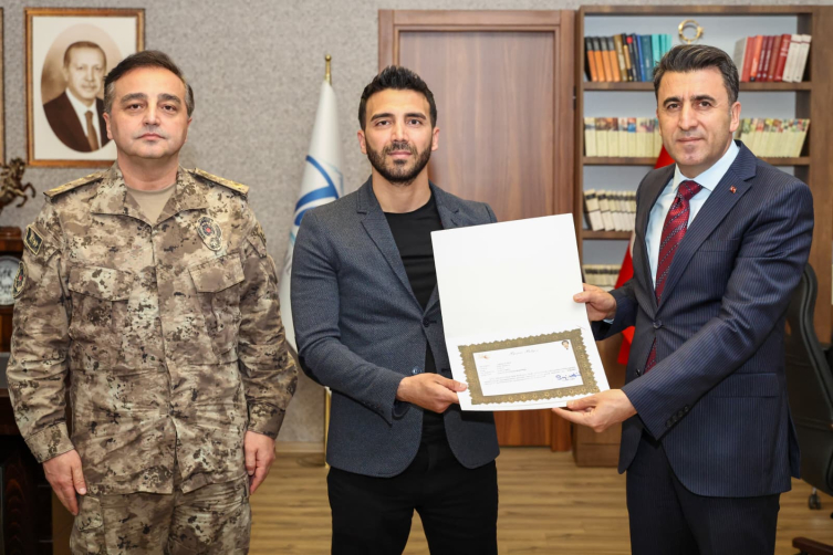 Boğulma tehlikesi geçiren kız çocuğunu kurtaran 2 polis ödüllendirildi