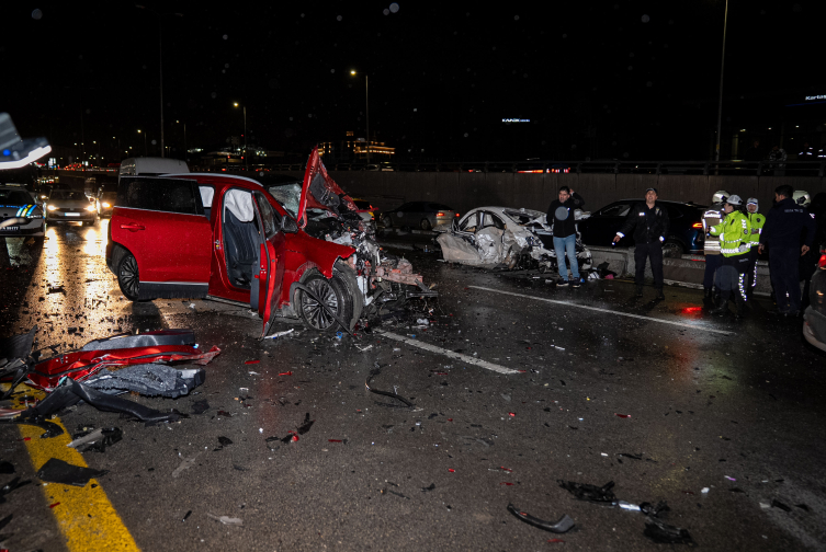 Ankara'da zincirleme trafik kazası: 8 yaralı